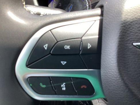 Used 2023 Chrysler Pacifica Touring-L FWD image 17