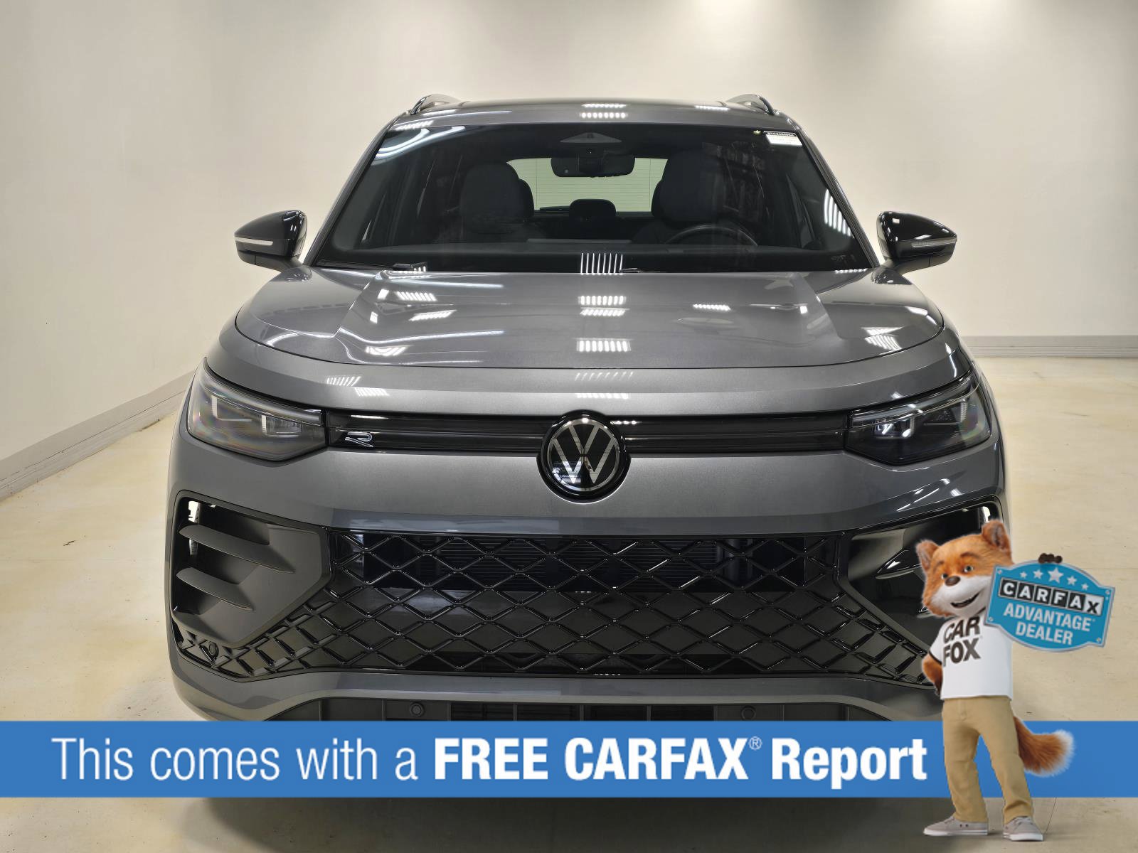 Used 2025 Volkswagen Tiguan SE R-Line FWD image 2