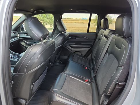 Used 2025 Jeep Grand Cherokee Altitude AWD/4WD image 18