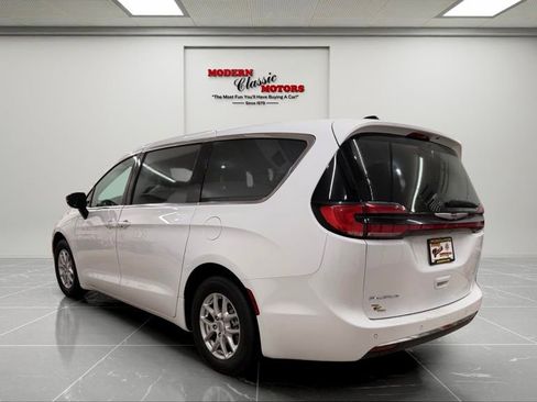 Used 2024 Chrysler Pacifica Touring-L FWD image 5