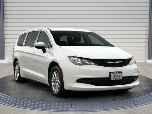 Used 2022 Chrysler Voyager LX FWD image 1