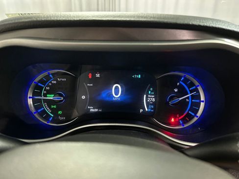 Used 2024 Chrysler Pacifica Select image 16