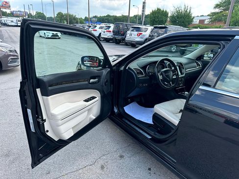 Used 2016 Chrysler 300 C image 16