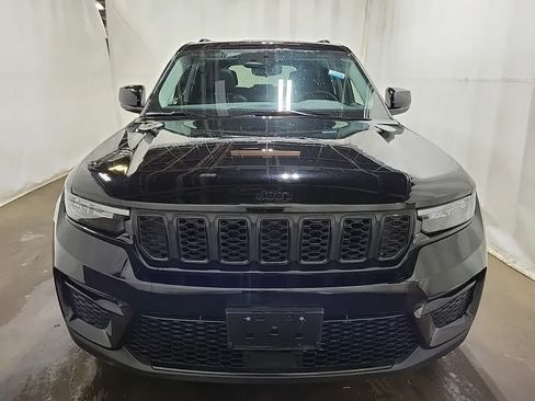 Used 2023 Jeep Grand Cherokee Limited w/ Black Appearance Package AWD/4WD image 2