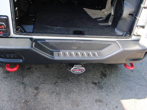 Used 2013 Jeep Wrangler Unlimited Rubicon AWD/4WD image 21