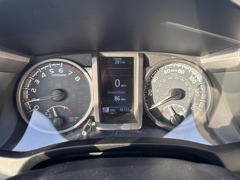 Used 2018 Toyota Tacoma TRD Sport image 12