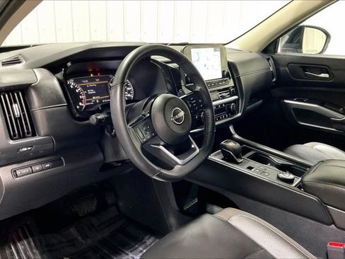 Used 2025 Nissan Pathfinder SL AWD/4WD image 14