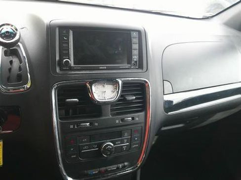 Used 2014 Chrysler Town & Country S FWD image 7