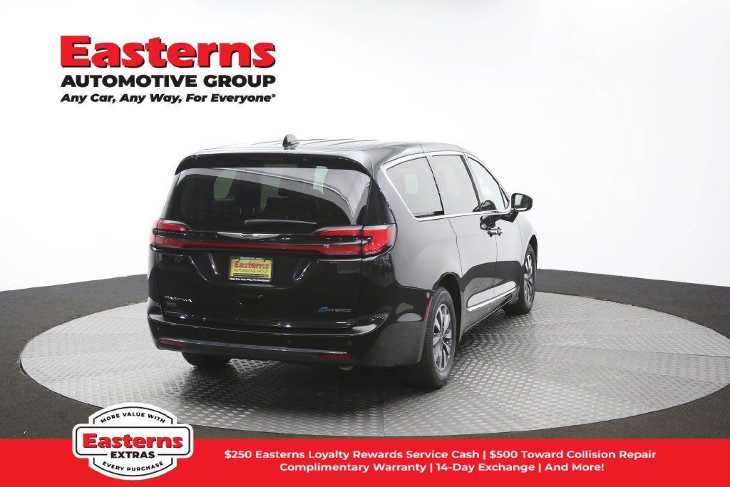 Used 2023 Chrysler Pacifica Limited FWD image 44