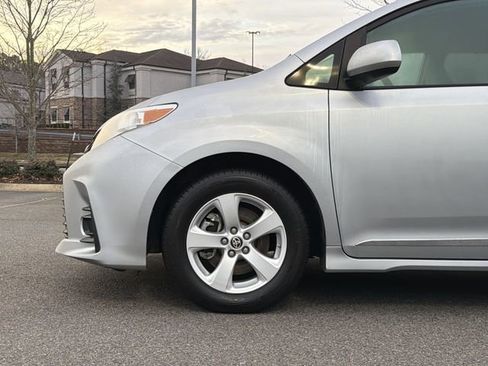 Used 2020 Toyota Sienna LE image 9