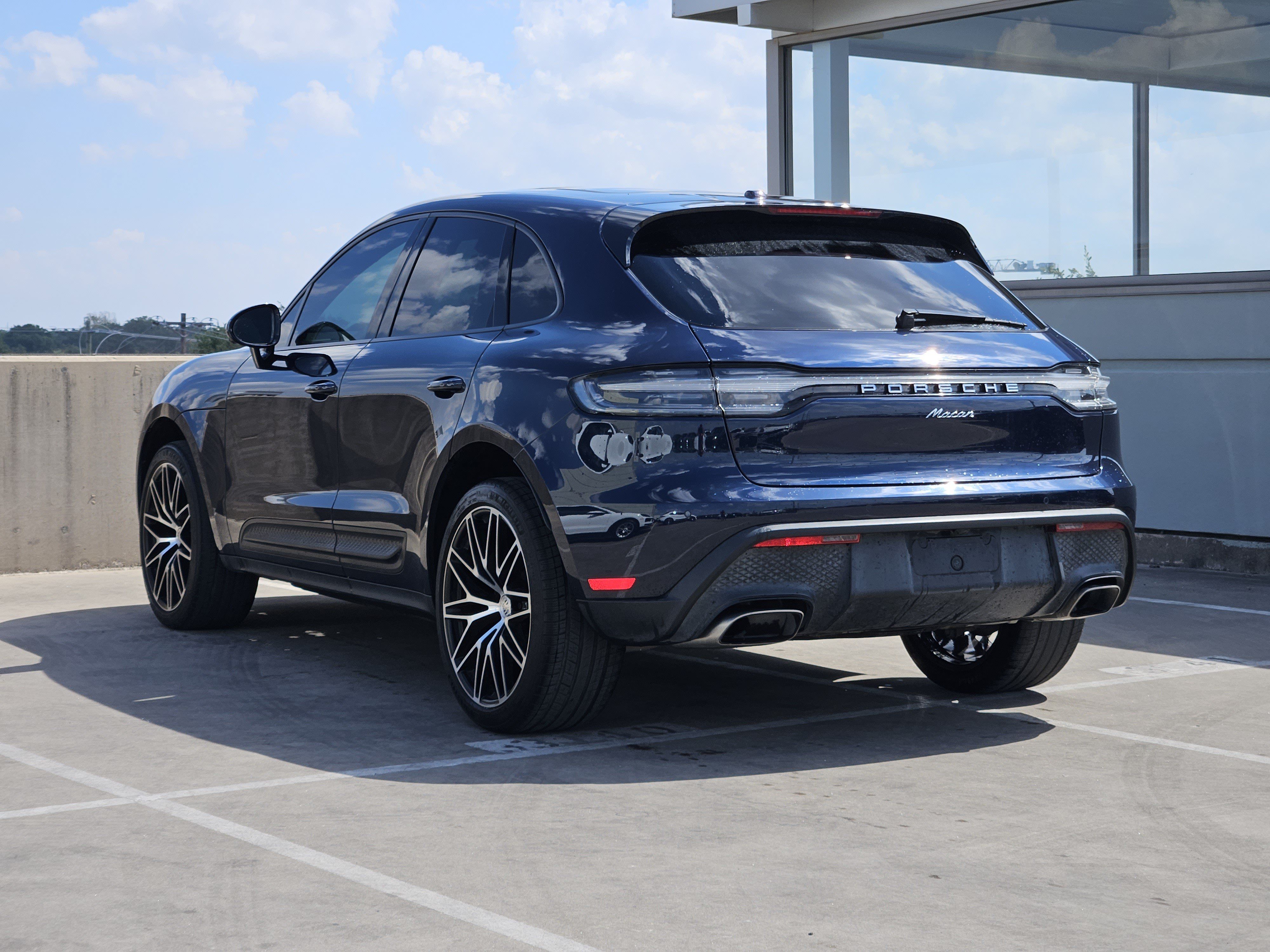 Certified 2023 Porsche Macan AWD/4WD image 3