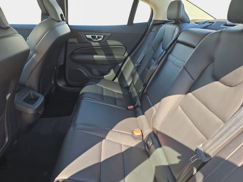 Used 2021 Volvo S60 T6 Momentum w/ Premium Package image 17