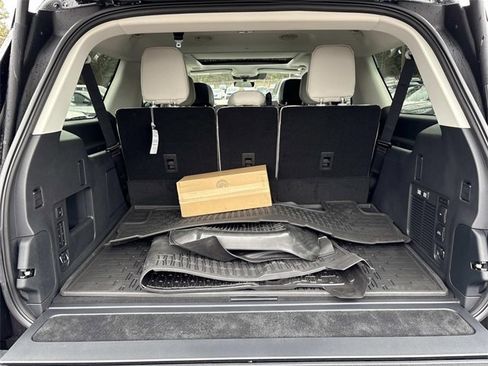 New 2025 Lincoln Navigator L Reserve image 12