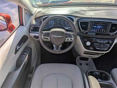Used 2018 Chrysler Pacifica Touring Plus w/ Tire & Wheel Group image 16