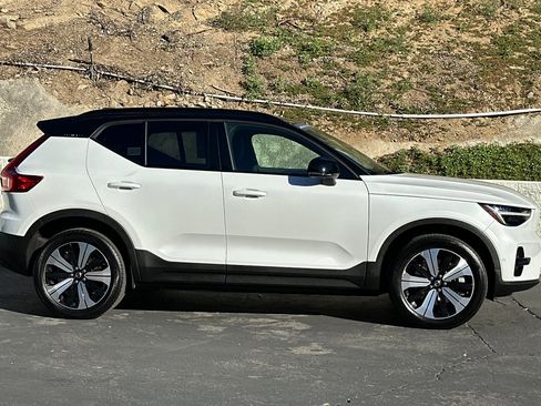 Certified 2023 Volvo XC40 Recharge Plus image 3