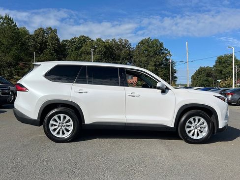 Used 2024 Toyota Grand Highlander XLE image 2