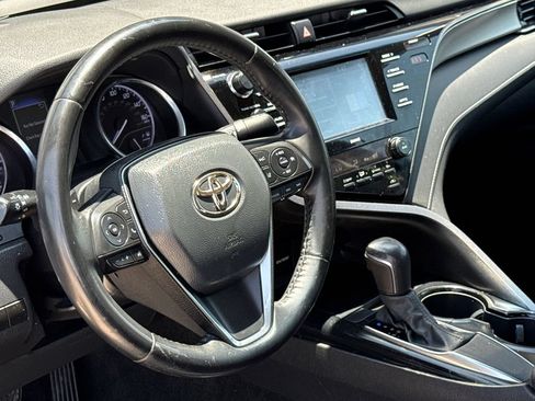 Used 2020 Toyota Camry SE w/ Convenience Package FWD image 17