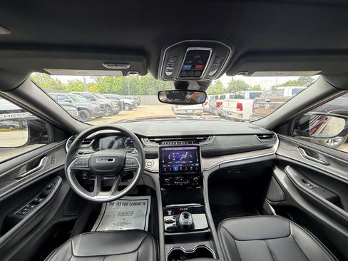 Used 2025 Jeep Grand Cherokee Limited w/ Black Appearance Package AWD/4WD image 18