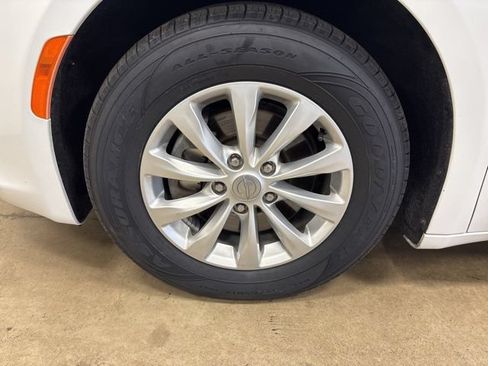 Used 2019 Chrysler Pacifica Touring-L FWD image 9