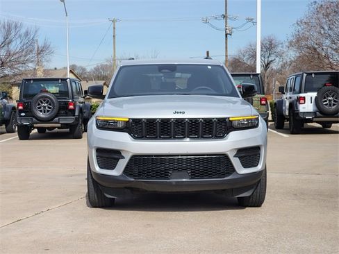 Used 2024 Jeep Grand Cherokee Altitude image 2
