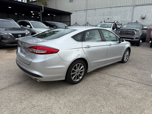 Used 2017 Ford Fusion SE w/ Fusion SE Technology Package image 4