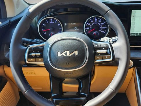 Used 2024 Kia Carnival EX FWD image 32
