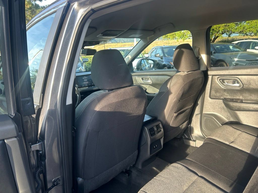 Used 2025 Nissan Rogue SV AWD/4WD image 17