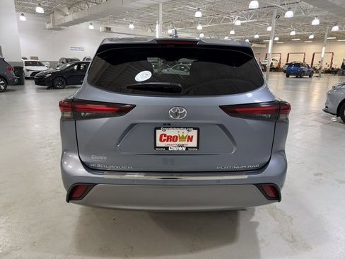 Used 2024 Toyota Highlander Platinum AWD/4WD image 6