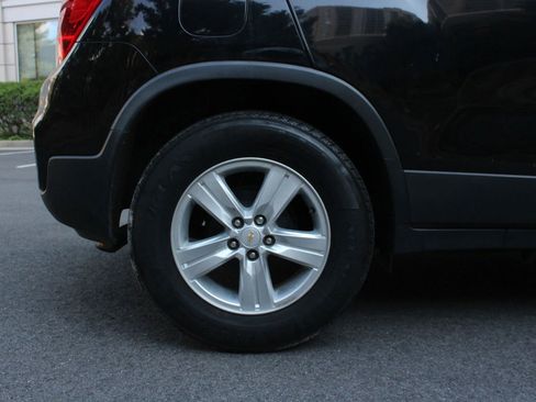 Used 2021 Chevrolet Trax LS w/ Tint and Cruise Package FWD image 5