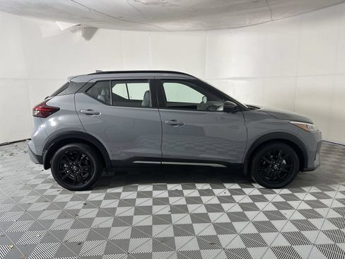 Used 2023 Nissan Kicks SR w/ SR Premium Package FWD image 9