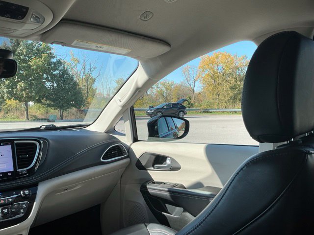 Used 2024 Chrysler Pacifica Limited FWD image 30