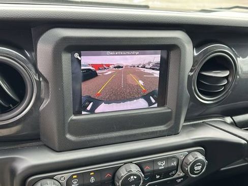 Used 2022 Jeep Gladiator Sport image 16