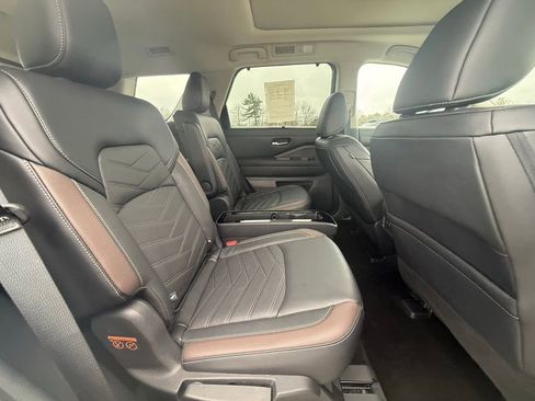 Used 2024 Nissan Pathfinder Platinum image 34
