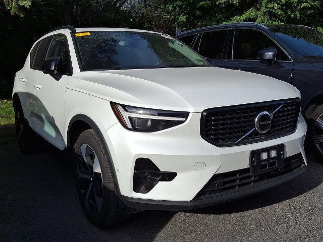 Used 2026 Volvo XC40 B5 Plus AWD/4WD image 1