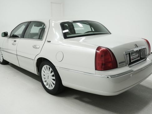Used 2005 Lincoln Town Car Signature Limited image 5