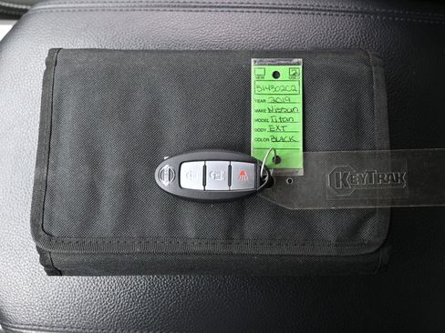 Used 2019 Nissan Titan SV w/ SV Convenience Package image 19