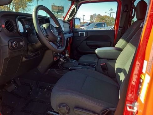 Used 2024 Jeep Gladiator Rubicon w/ Technology Group image 6