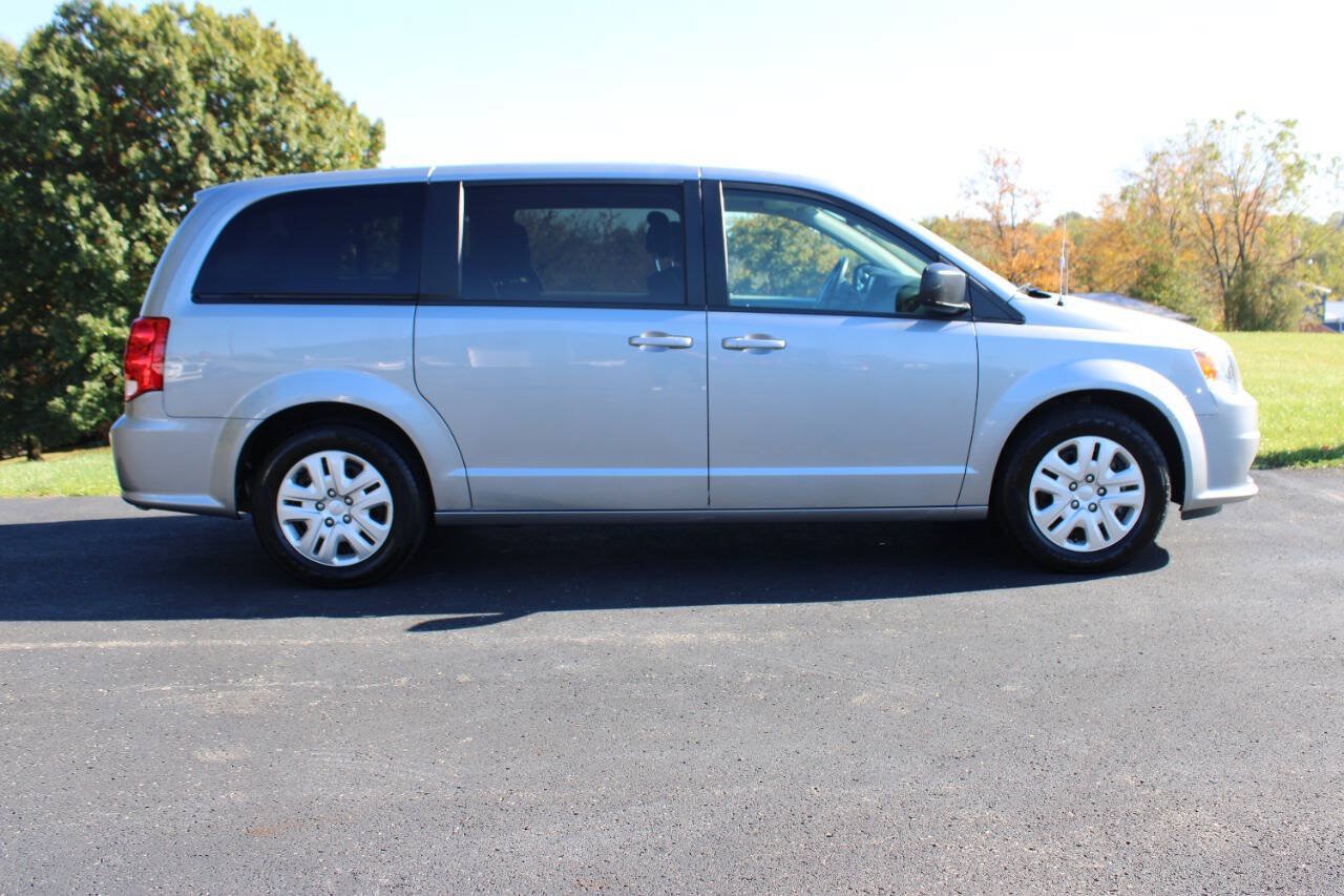Used 2018 Dodge Grand Caravan SE w/ UConnect Hands-Free Group FWD image 2