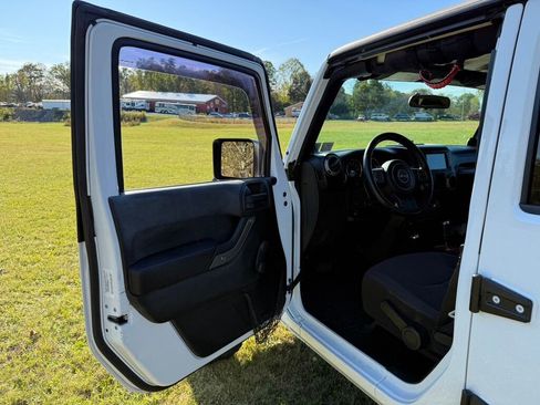Used 2014 Jeep Wrangler Unlimited Sport image 15