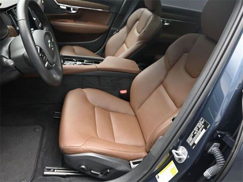 Certified 2025 Volvo V90 B6 Cross Country Plus image 18