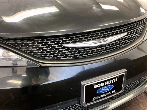 Used 2022 Chrysler Voyager LX image 30