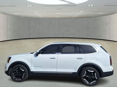 Used 2024 Kia Telluride EX w/ EX Captain's Chair Package image 2