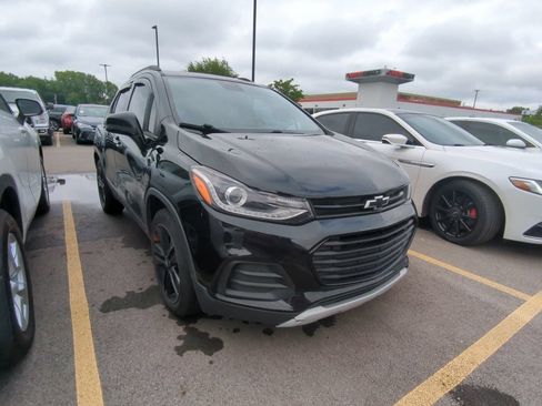 Used 2020 Chevrolet Trax LT w/ Redline Edition FWD image 3