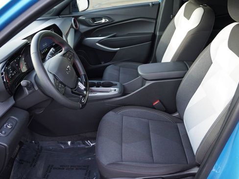 Certified 2025 Chevrolet Trax RS w/ Sunroof Package image 16