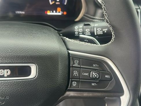 Used 2023 Jeep Grand Cherokee Limited image 17
