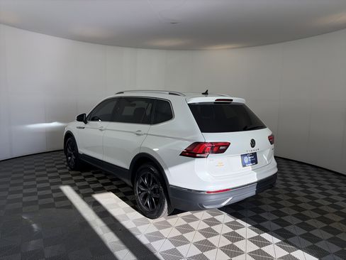 Used 2023 Volkswagen Tiguan SE w/ Panoramic Sunroof Package AWD/4WD image 8
