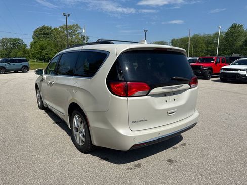 Used 2017 Chrysler Pacifica Touring-L w/ Tire & Wheel Group FWD image 18