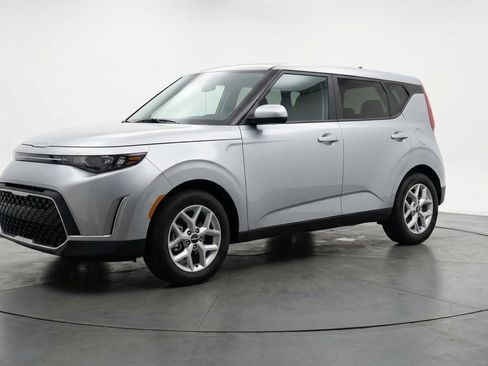 Used 2025 Kia Soul LX w/ LX Technology Package FWD image 3