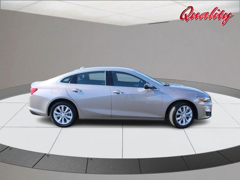 Used 2025 Chevrolet Malibu LT FWD image 2