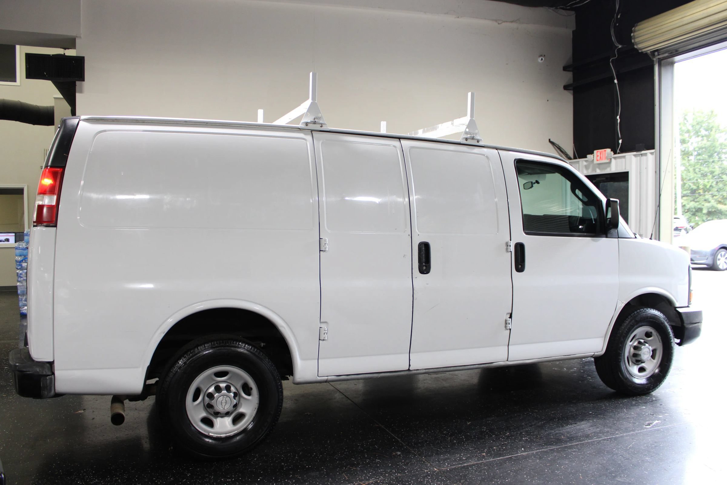 Used 2016 Chevrolet Express 2500 RWD image 3